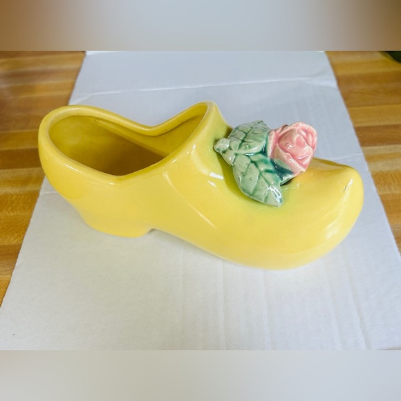 Mccoy Other - Vintage McCoy Pottery Dutch shoe with rose & leaves. Color is bright & complete.